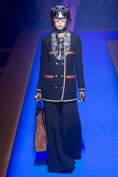 Look 60